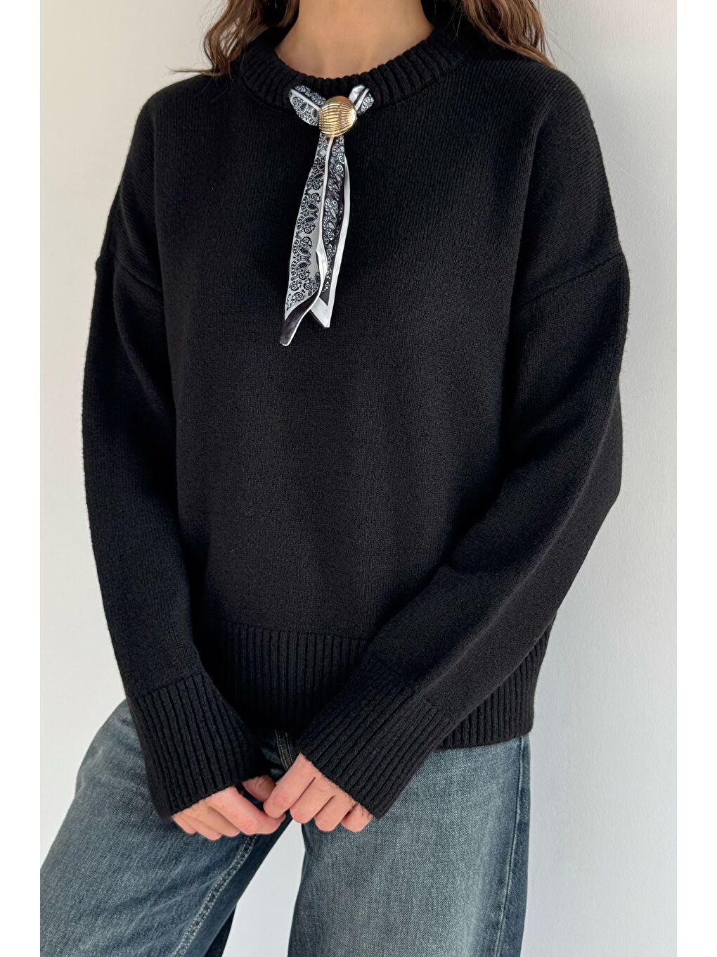 Siyah Kadın Bisiklet Yaka Fular Aksesuarlı Triko Kazak-2