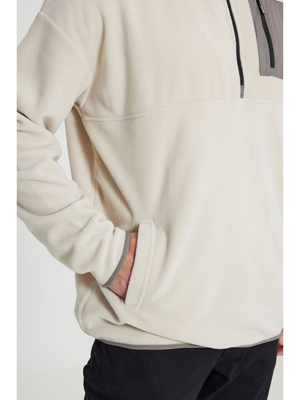 Erkek Bej Oversize Bol Kesim Bato Yaka Cep Detaylı Fermuarlı Soğuk Geçirmez Polar Sweatshirt-4