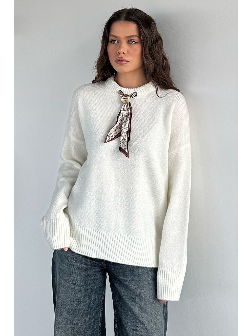 Ekru Kadın Bisiklet Yaka Fular Aksesuarlı Triko Kazak