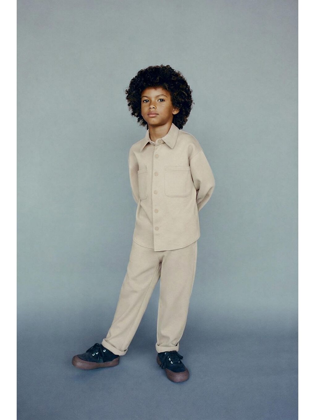 Erkek Çocuk Pamuklu Bej Minimal Takım - Düğmeli Cepli Gömlek & Rahat Pantolon