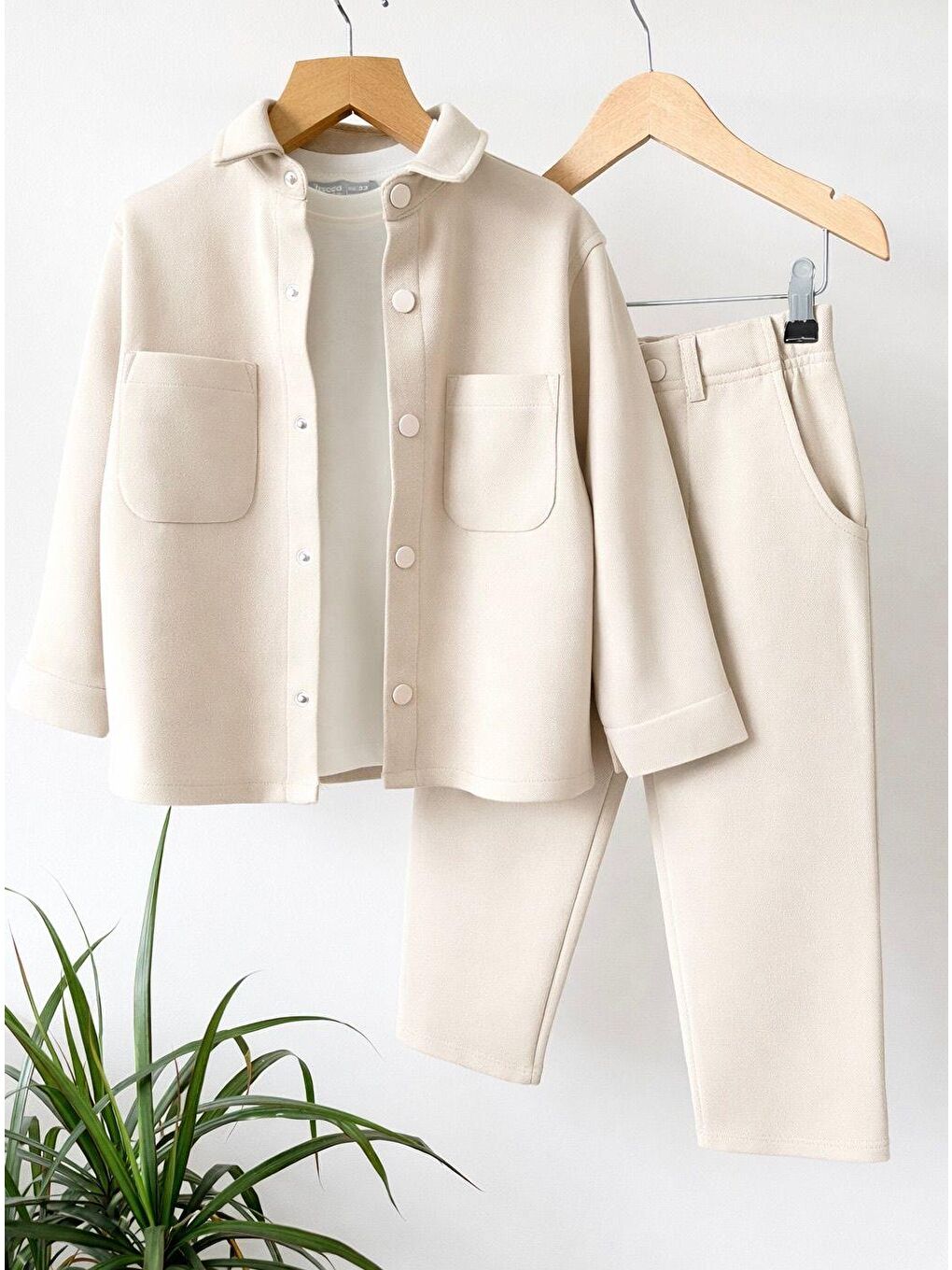 Erkek Çocuk Pamuklu Bej Minimal Takım - Düğmeli Cepli Gömlek & Rahat Pantolon-3