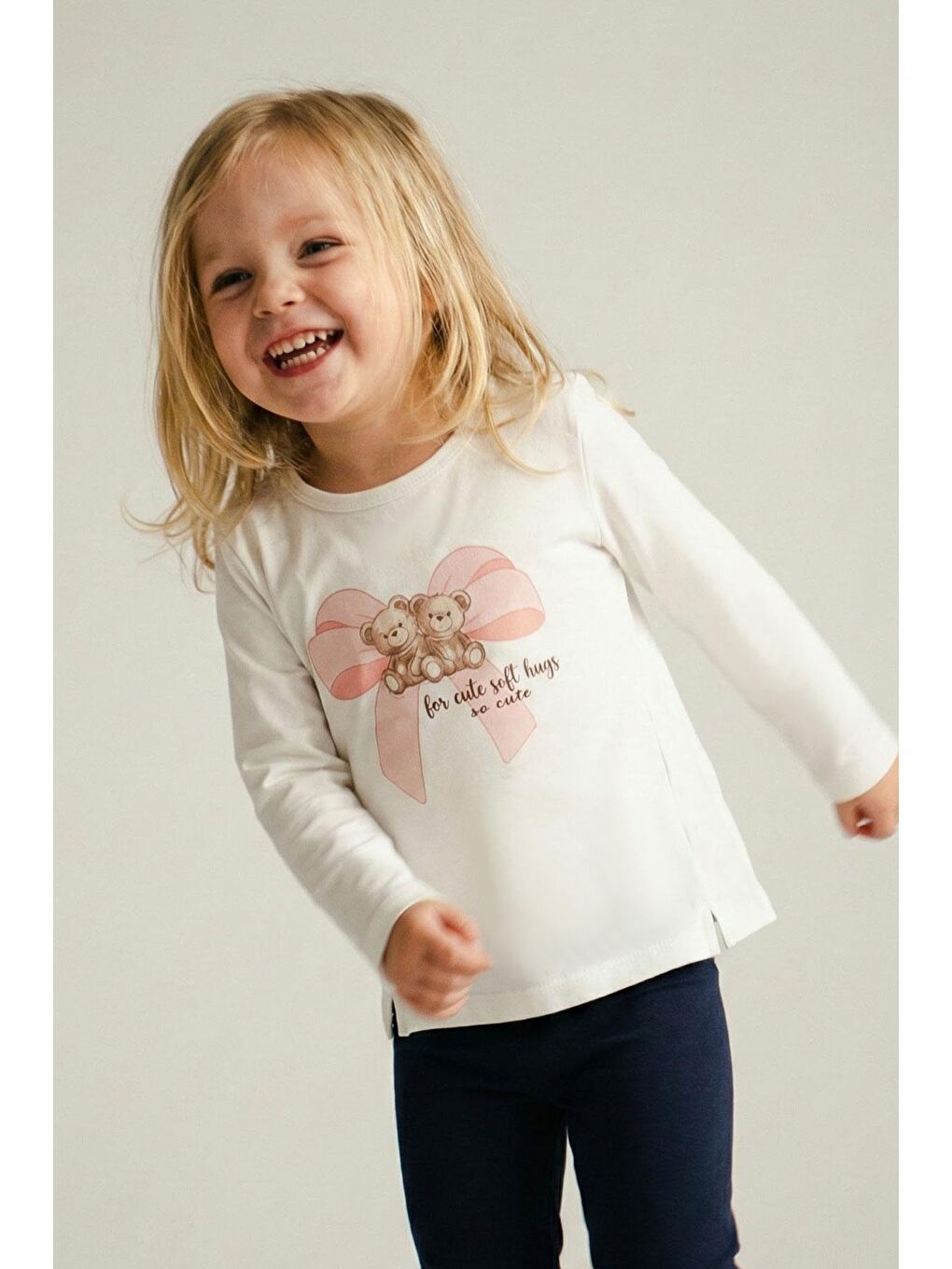 Kız Çocuk Uzun Kollu Tişört Arkadaş Temalı Minnoş Ayıcıklar Ekru (3-8 Yaş)