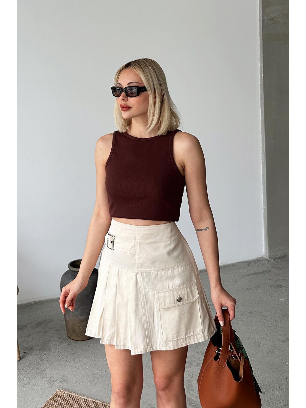 Bej Kemer Detaylı Tek Cepli Pileli Mini Etek-2