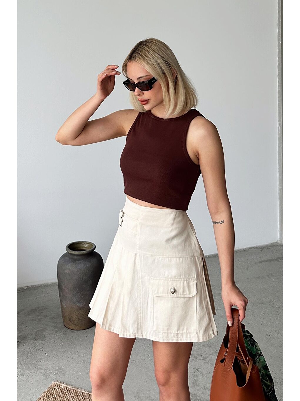 Bej Kemer Detaylı Tek Cepli Pileli Mini Etek-3