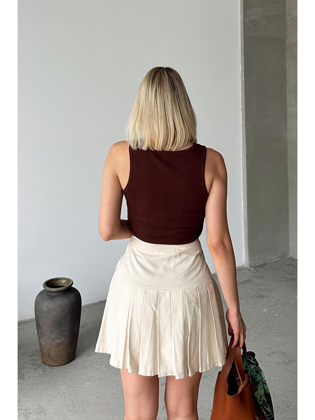 Bej Kemer Detaylı Tek Cepli Pileli Mini Etek-4