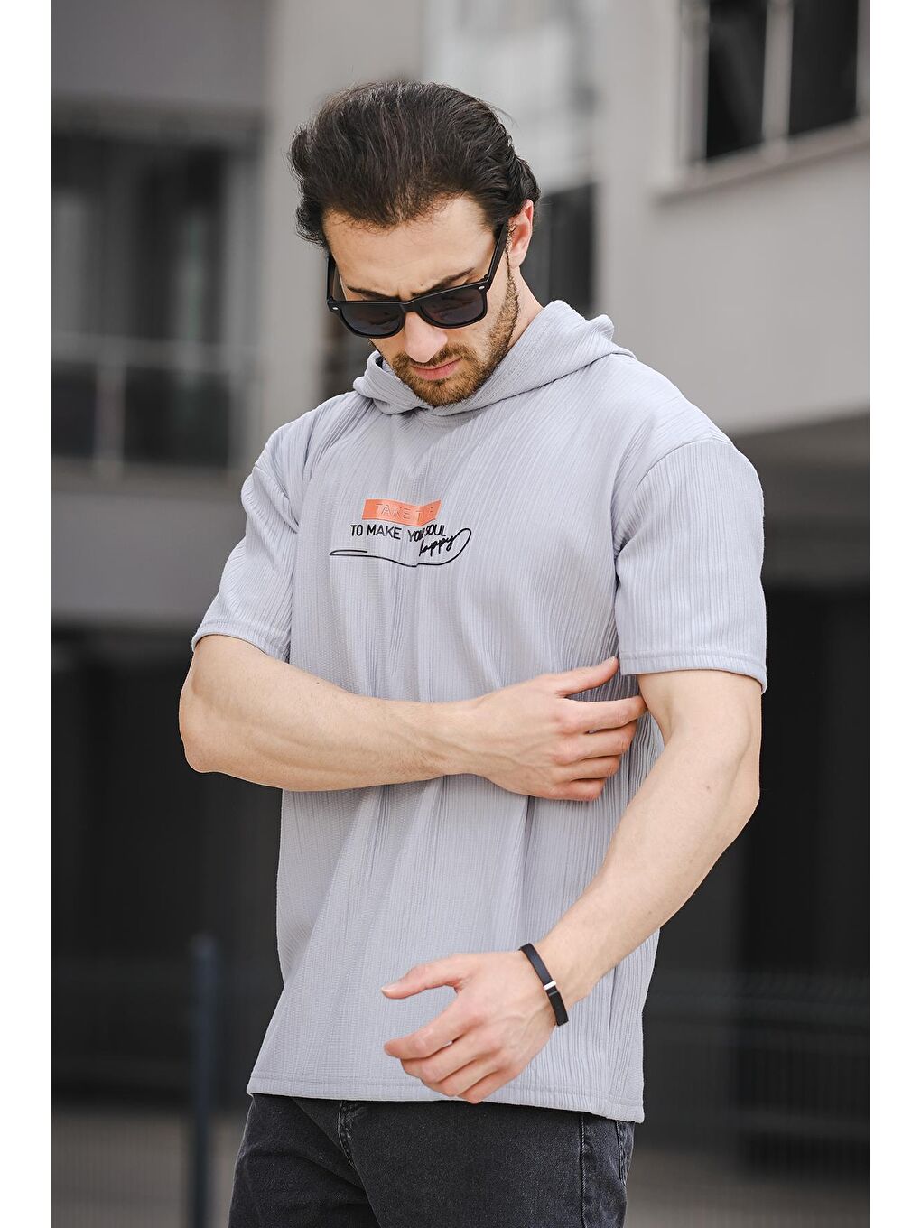 Gri Kapüşonlu Kısa Kollu Baskılı  Erkek Tişört-2