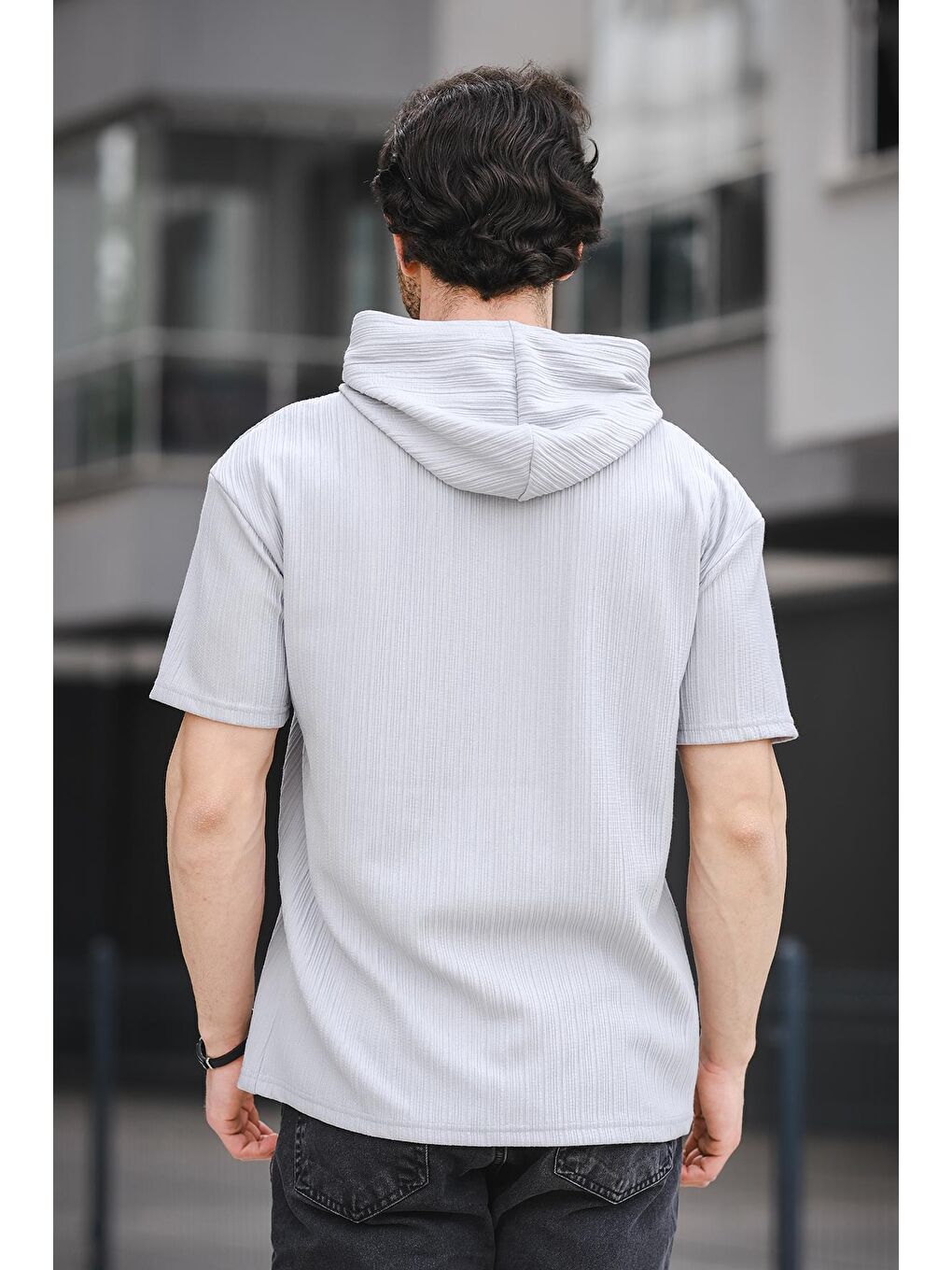 Gri Kapüşonlu Kısa Kollu Baskılı  Erkek Tişört-3