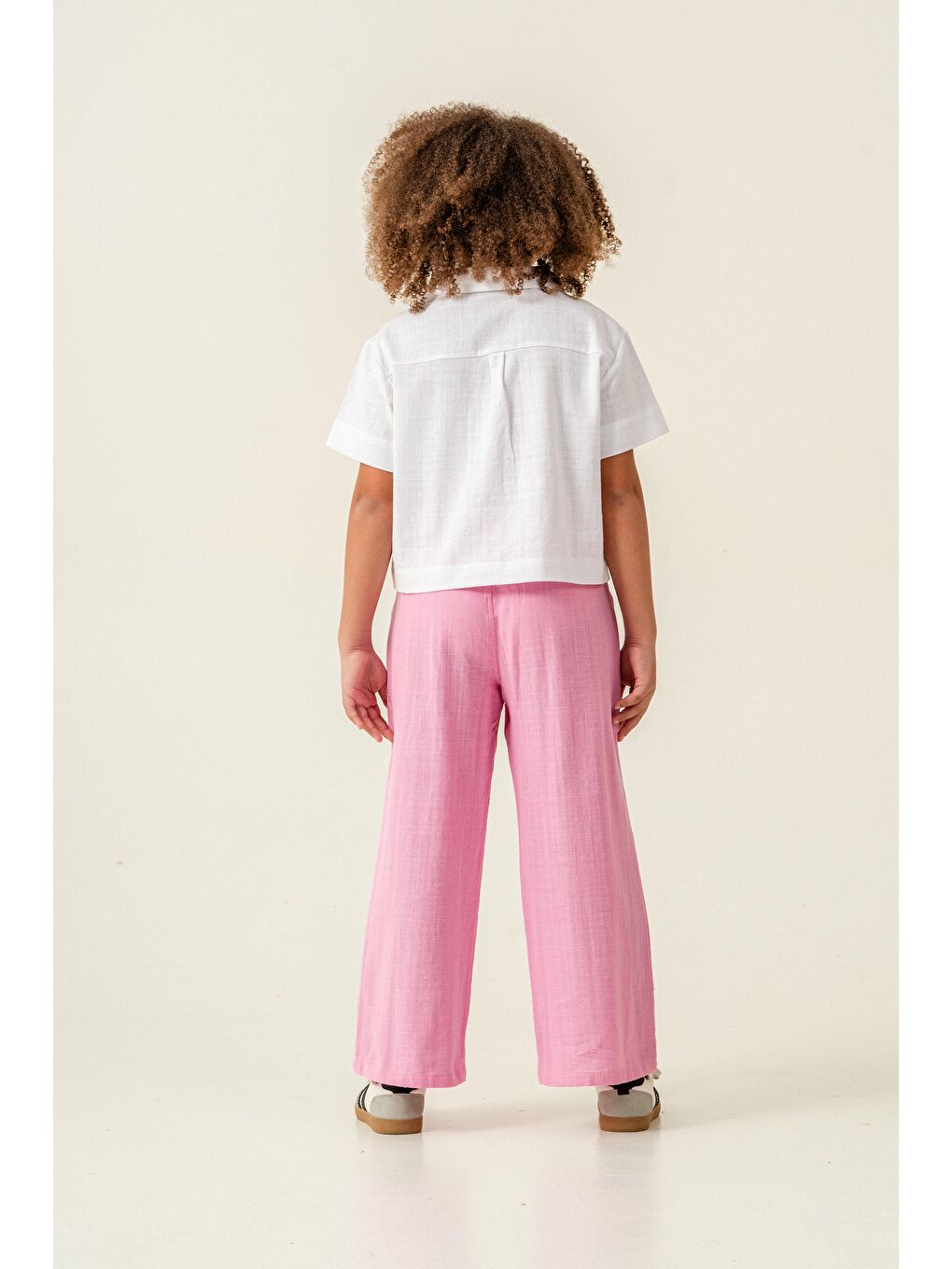 Kız Çocuk Keten Beyaz Nakış Detaylı Gömlek Ve Pembe Pantolon Takımı   Ve Rahat-2