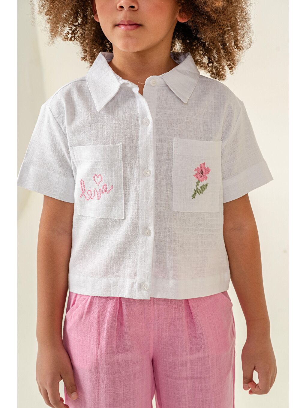 Kız Çocuk Keten Beyaz Nakış Detaylı Gömlek Ve Pembe Pantolon Takımı   Ve Rahat-3