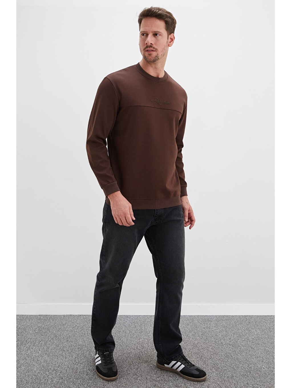 Kahverengi Kabartma Baskılı Çimalı Bisiklet Yaka Sweatshirt-4