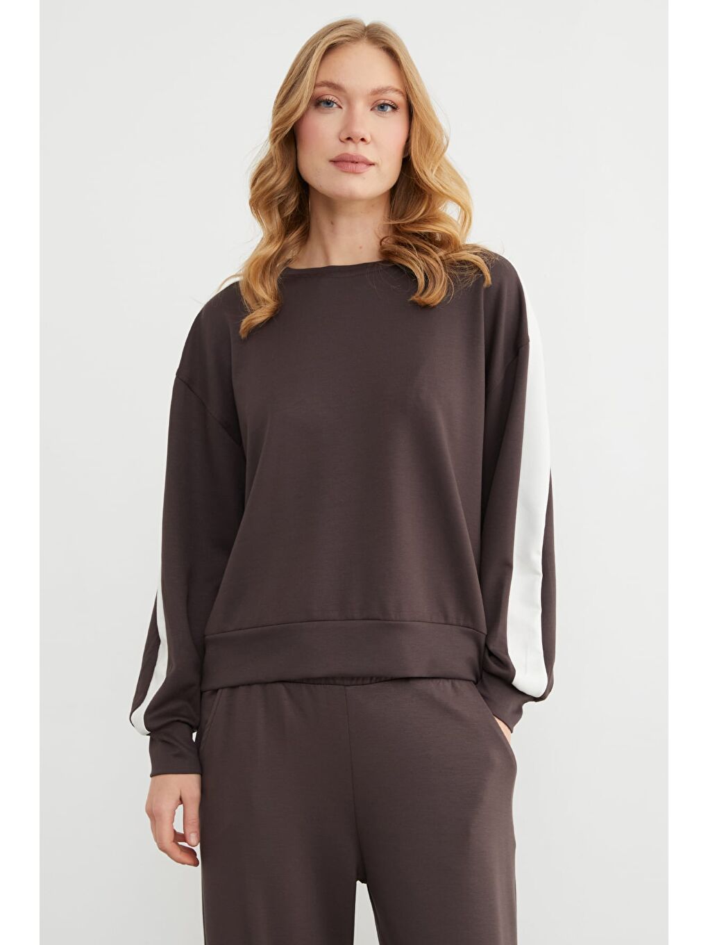 Kahverengi Kolu Şeritli Bisiklet Yaka Modal Sweatshirt-2