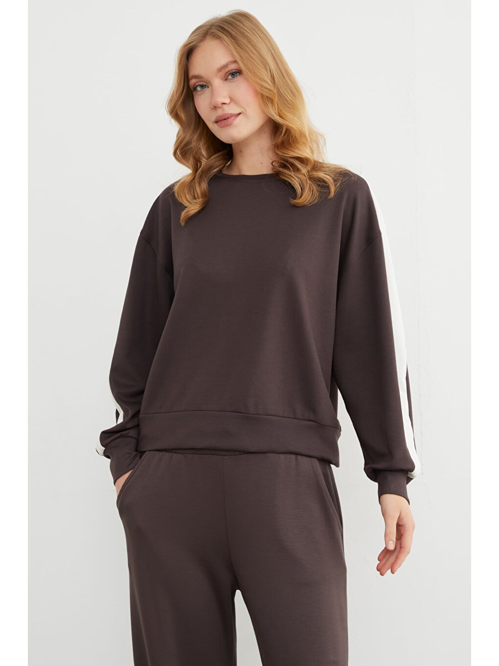 Kahverengi Kolu Şeritli Bisiklet Yaka Modal Sweatshirt-3