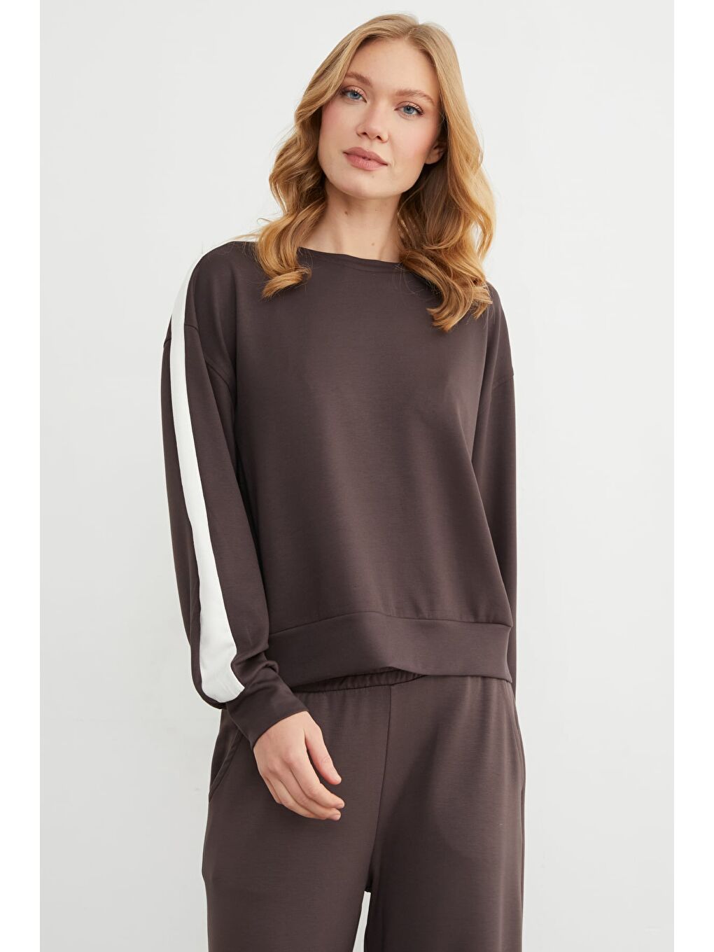 Kahverengi Kolu Şeritli Bisiklet Yaka Modal Sweatshirt-4