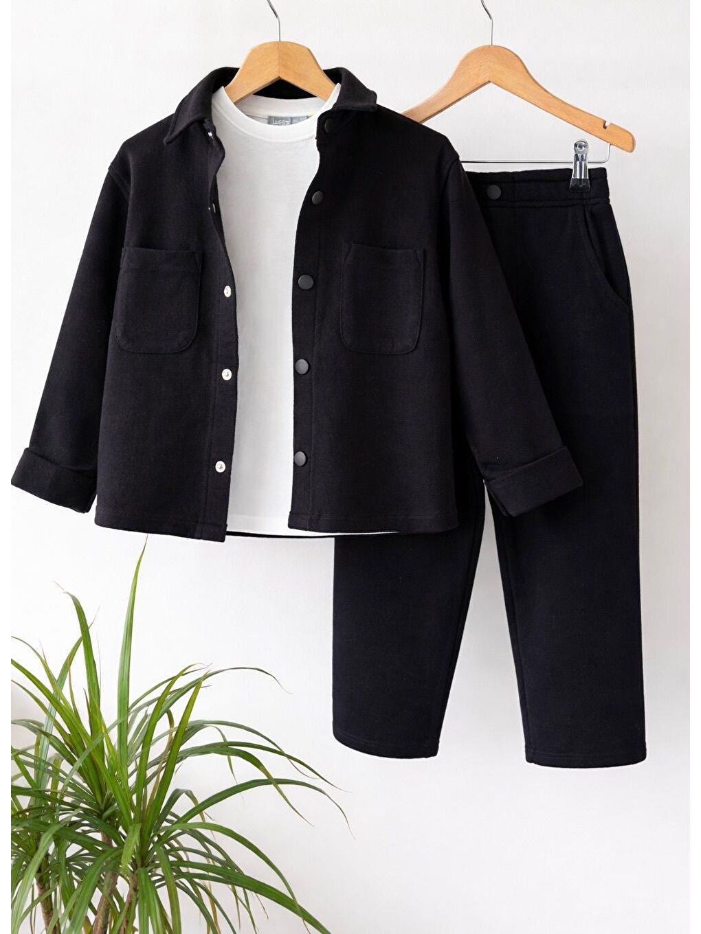 Erkek Çocuk Pamuklu Siyah Minimal Takım - Düğmeli Cepli Gömlek & Rahat Pantolon-1