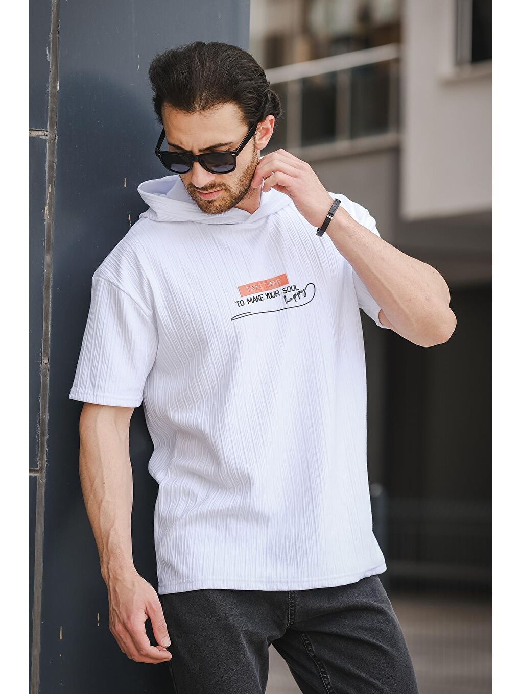 Beyaz Kapüşonlu Kısa Kollu Baskılı  Erkek Tişört-1