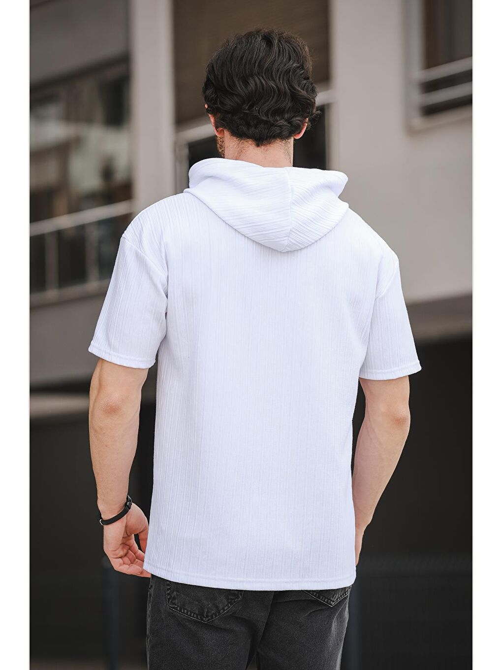 Beyaz Kapüşonlu Kısa Kollu Baskılı  Erkek Tişört-3