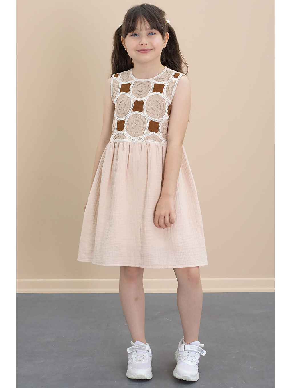 Bej Dantel İşlemeli Sıfır Kol Kız Çocuk Müslin Kumaş Elbise 21027