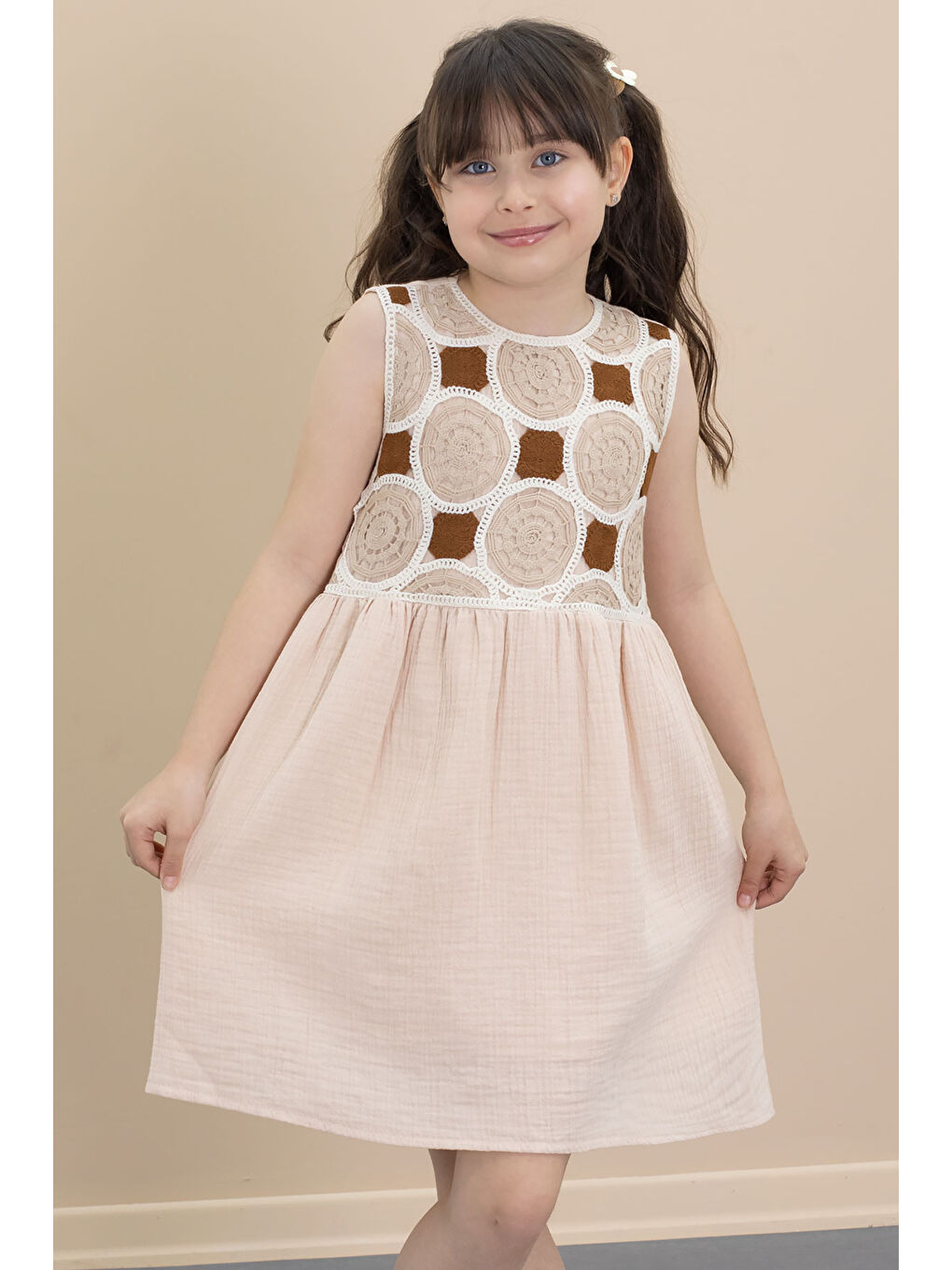 Bej Dantel İşlemeli Sıfır Kol Kız Çocuk Müslin Kumaş Elbise 21027-1