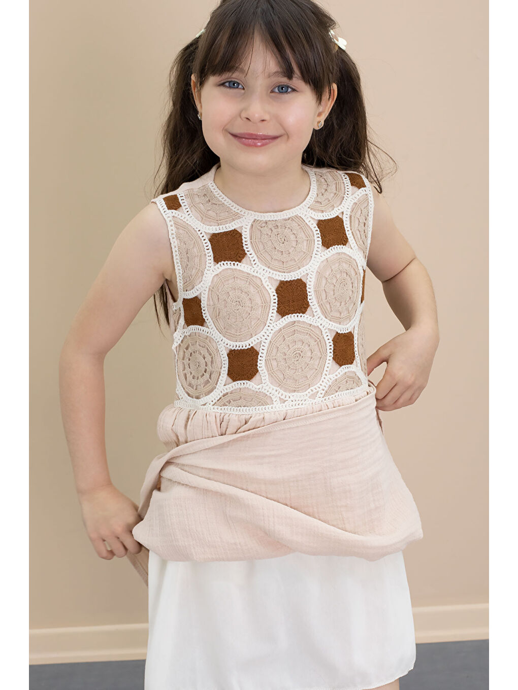 Bej Dantel İşlemeli Sıfır Kol Kız Çocuk Müslin Kumaş Elbise 21027-3
