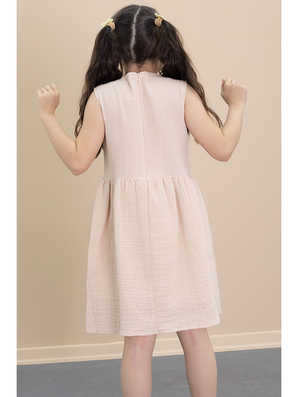 Bej Dantel İşlemeli Sıfır Kol Kız Çocuk Müslin Kumaş Elbise 21027-4