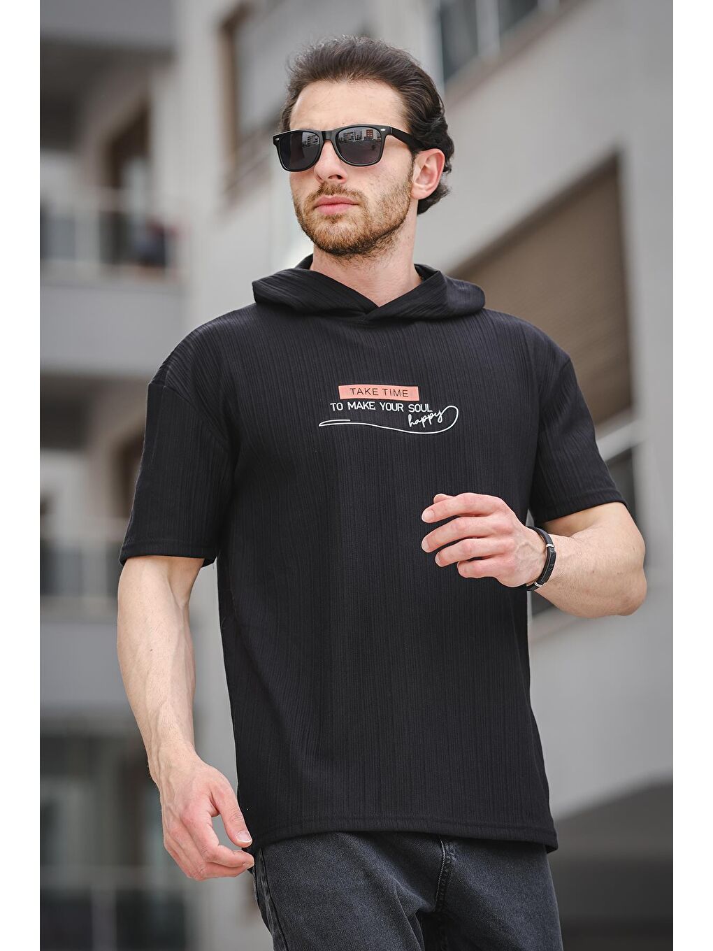 Siyah Kapüşonlu Kısa Kollu Baskılı  Erkek Tişört-1