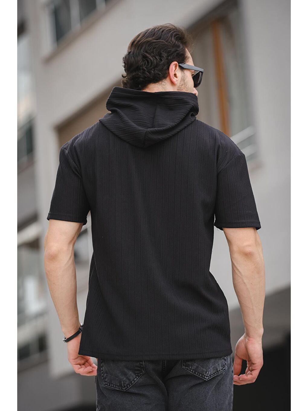 Siyah Kapüşonlu Kısa Kollu Baskılı  Erkek Tişört-3