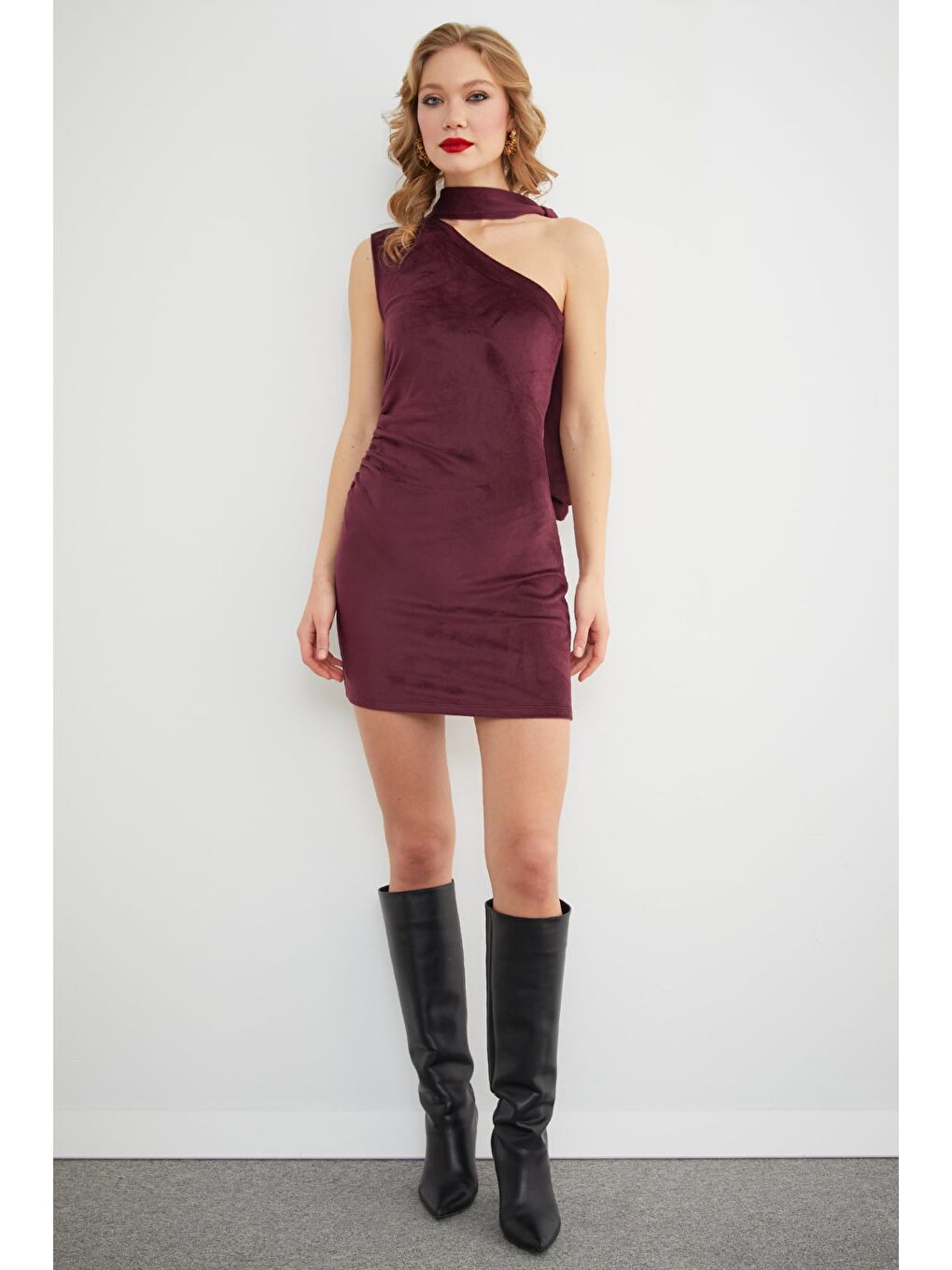 Bordo Tek Omuz Bağlama Detaylı Drapeli Kadife Mini Elbise