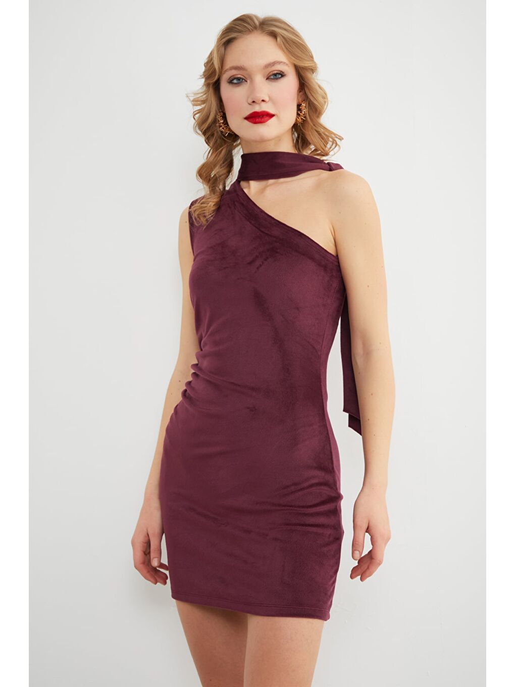 Bordo Tek Omuz Bağlama Detaylı Drapeli Kadife Mini Elbise-1