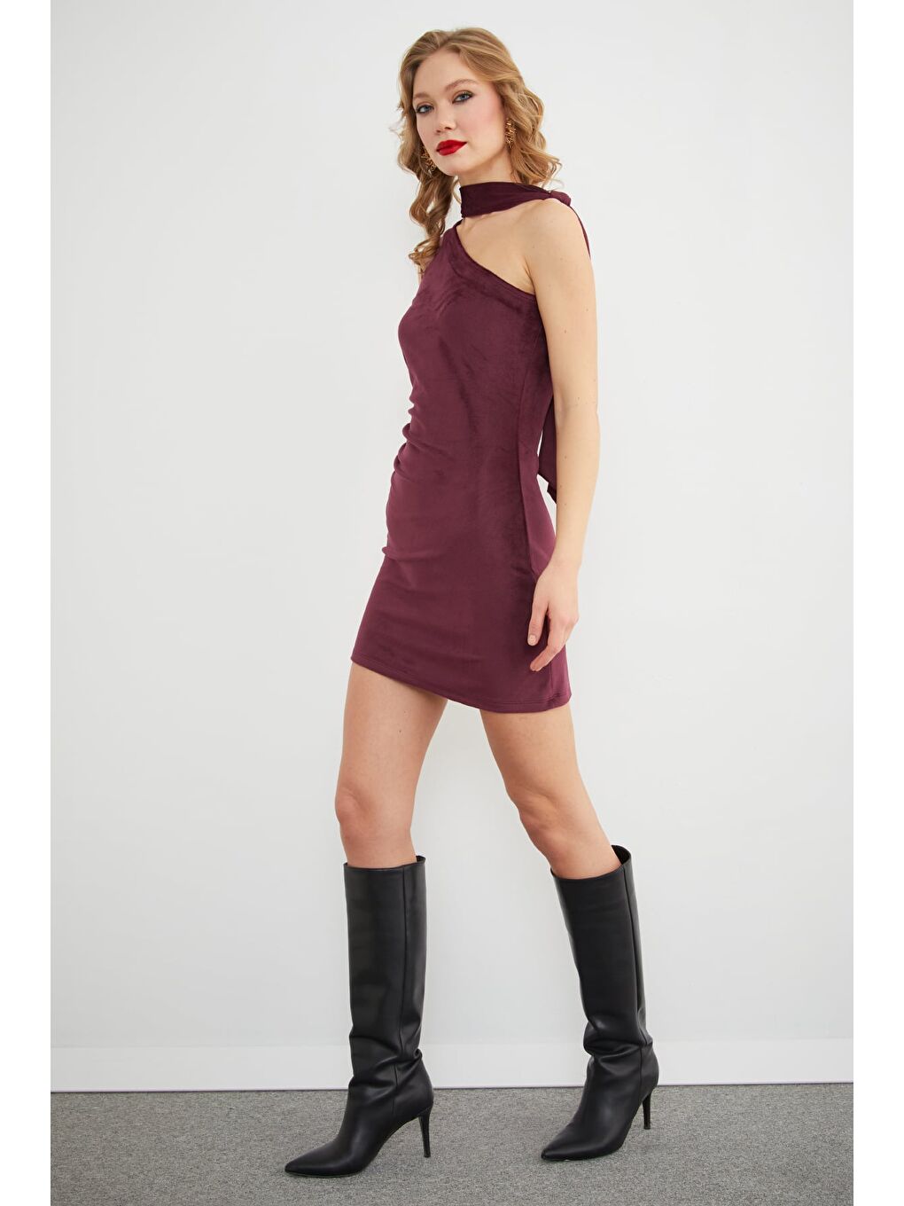 Bordo Tek Omuz Bağlama Detaylı Drapeli Kadife Mini Elbise-2