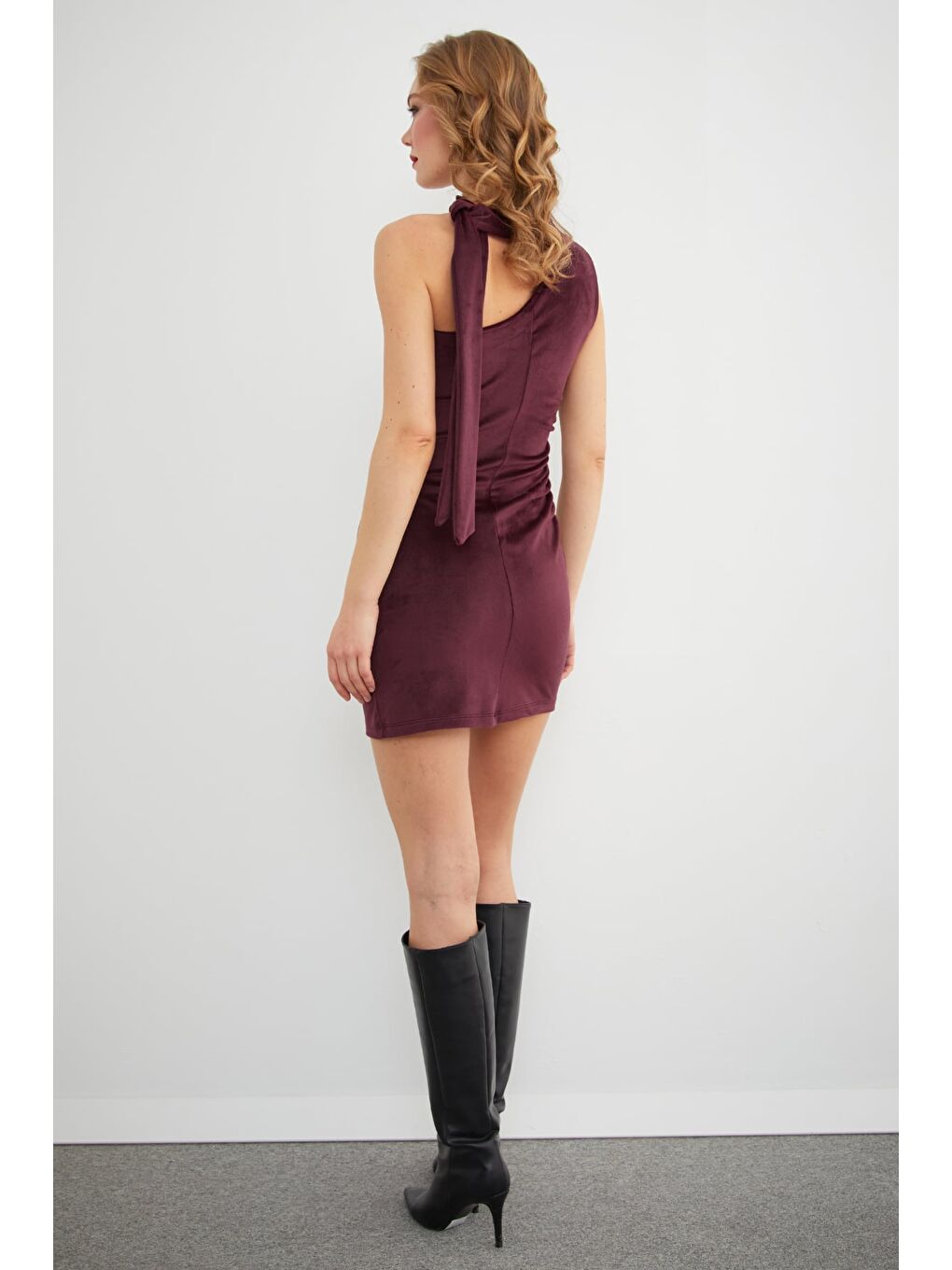 Bordo Tek Omuz Bağlama Detaylı Drapeli Kadife Mini Elbise-3