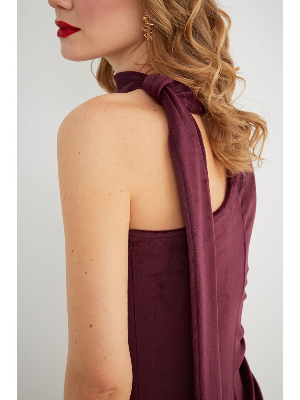 Bordo Tek Omuz Bağlama Detaylı Drapeli Kadife Mini Elbise-4