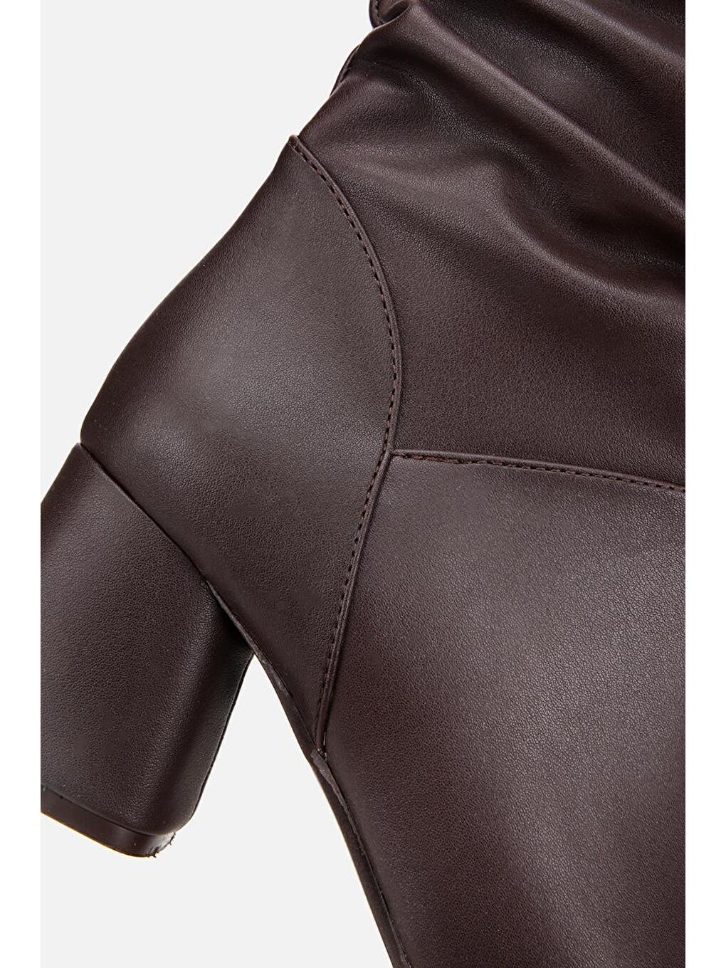 Kadın Kahverengi Kırışık Görünümlü Diz Altı Topuklu Bot-5