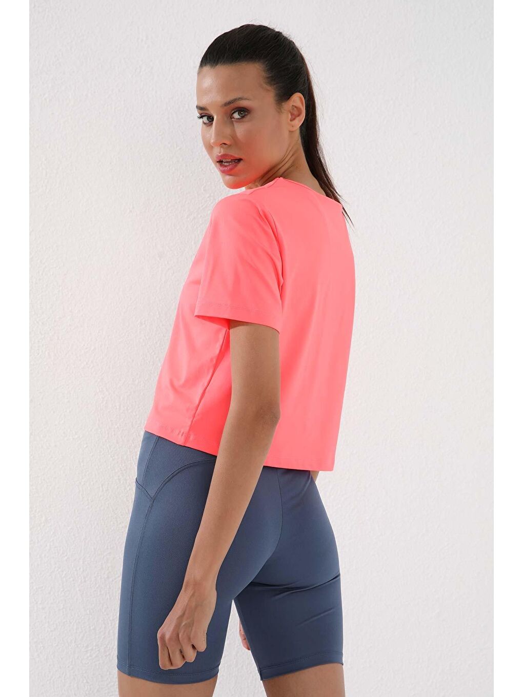 TOMMYLIFE Neon Pembe Basic Kısa Kol Standart Kalıp O Yaka Kadın Crop Top T-Shirt - 97143 - 3