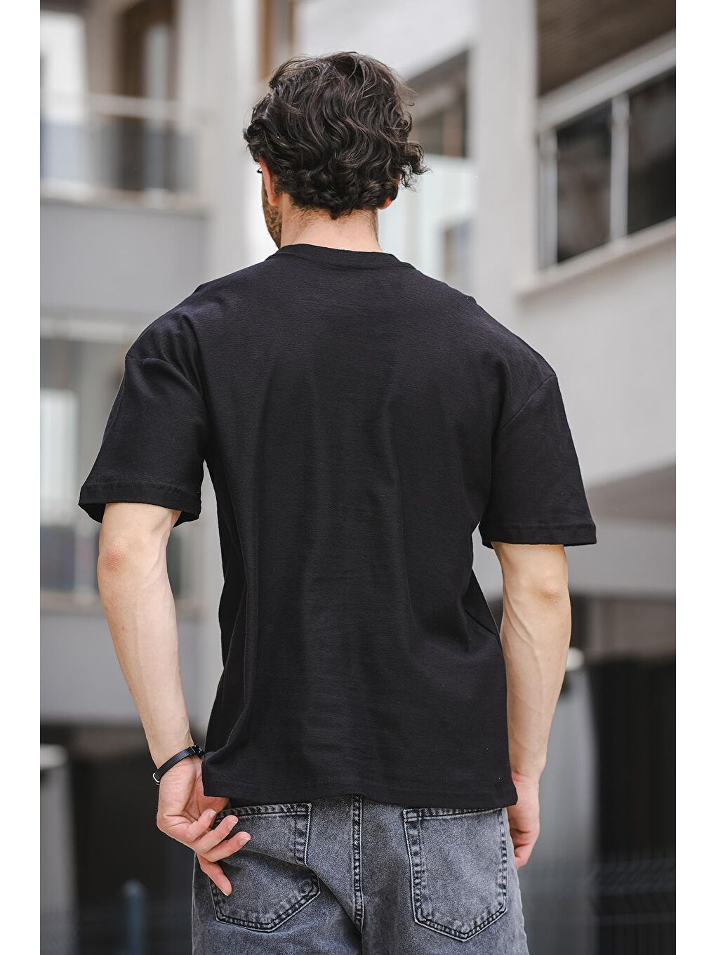 Siyah Bisiklet Yaka Kısa Kollu Oversize Erkek Tişört-3