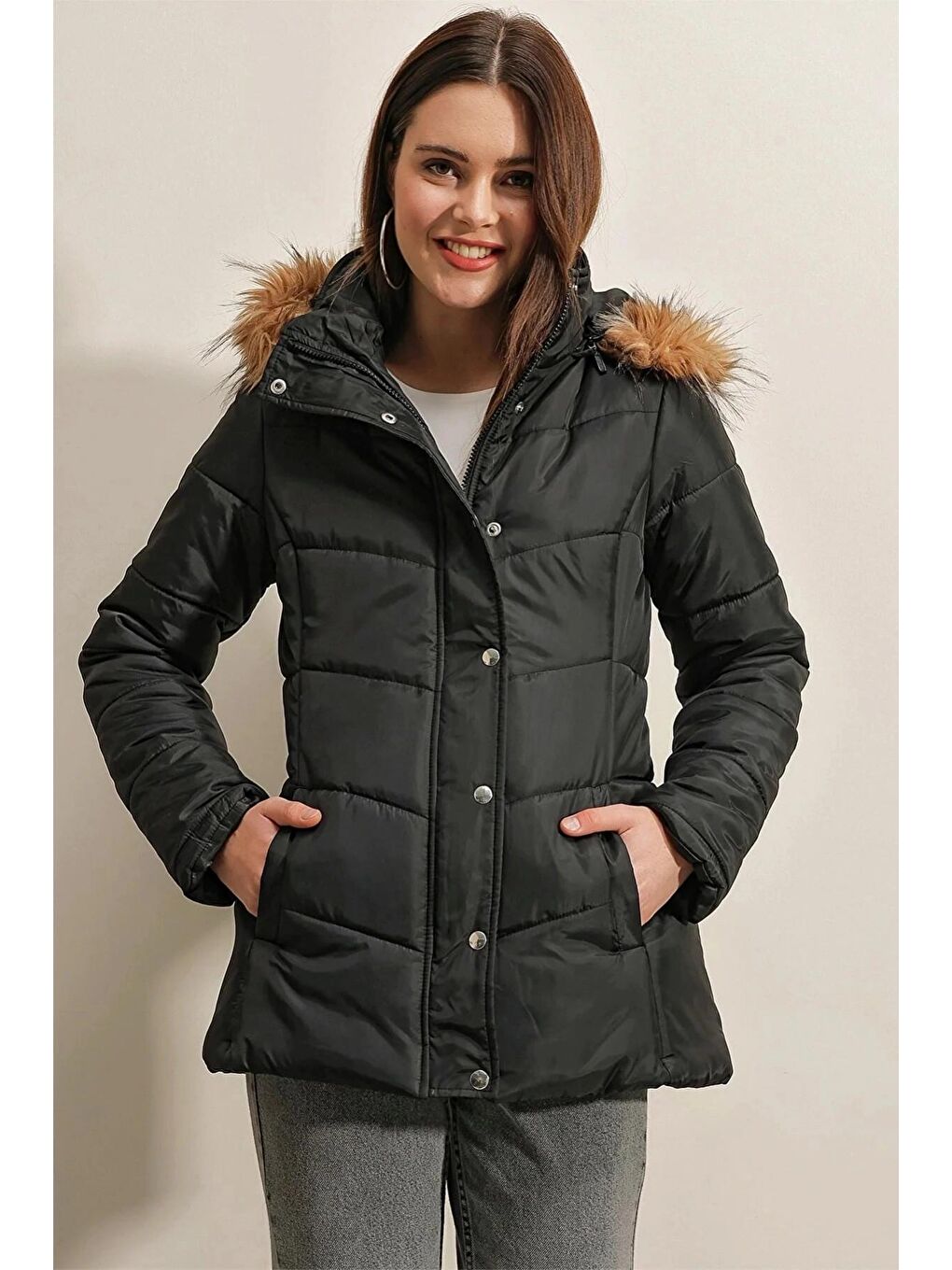 Kadın Siyah Yakası Tüylü Kapüşonlu Fermuarlı ve Çıt Çıt Kapamalı Şişme Mont