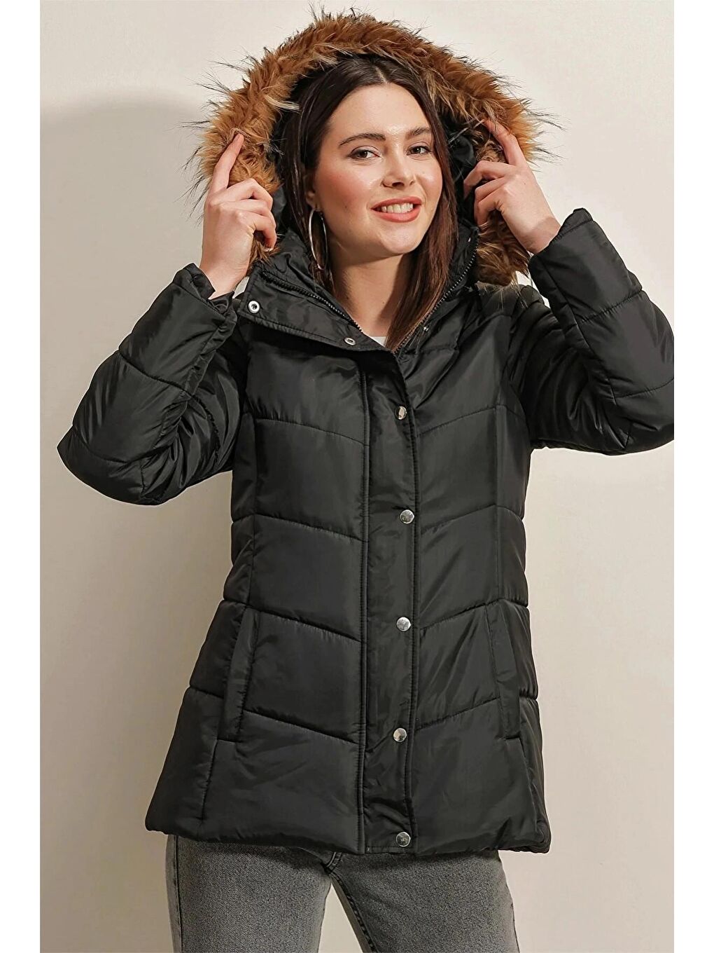 Kadın Siyah Yakası Tüylü Kapüşonlu Fermuarlı ve Çıt Çıt Kapamalı Şişme Mont-2