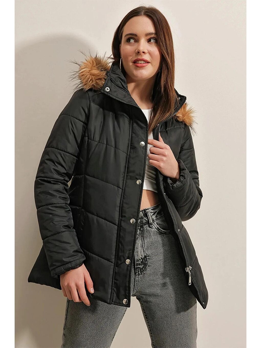 Kadın Siyah Yakası Tüylü Kapüşonlu Fermuarlı ve Çıt Çıt Kapamalı Şişme Mont-3