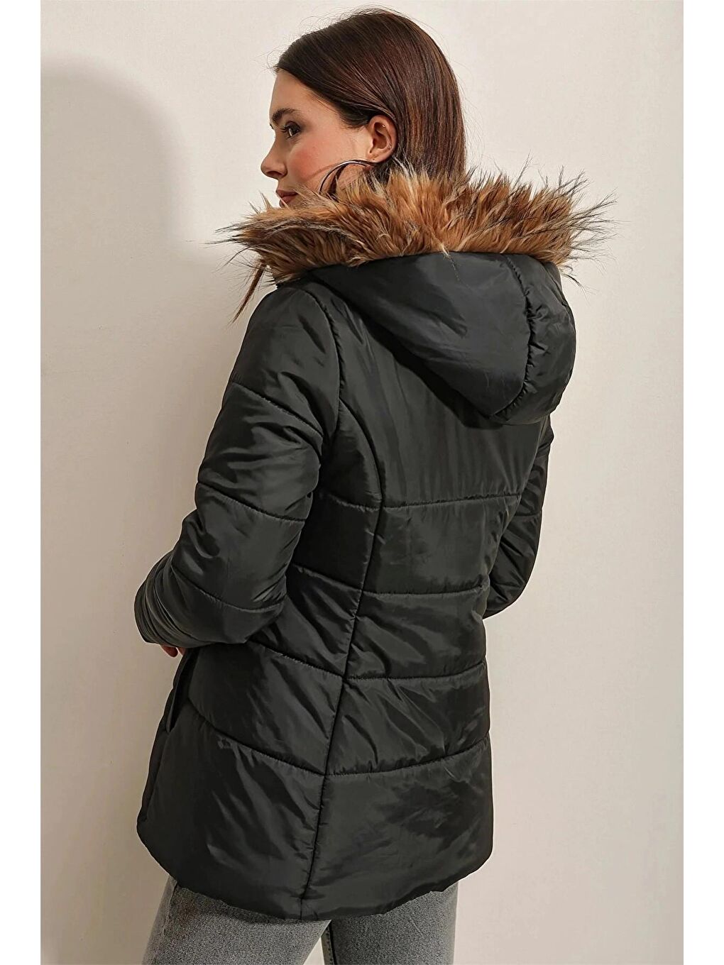 Kadın Siyah Yakası Tüylü Kapüşonlu Fermuarlı ve Çıt Çıt Kapamalı Şişme Mont-4