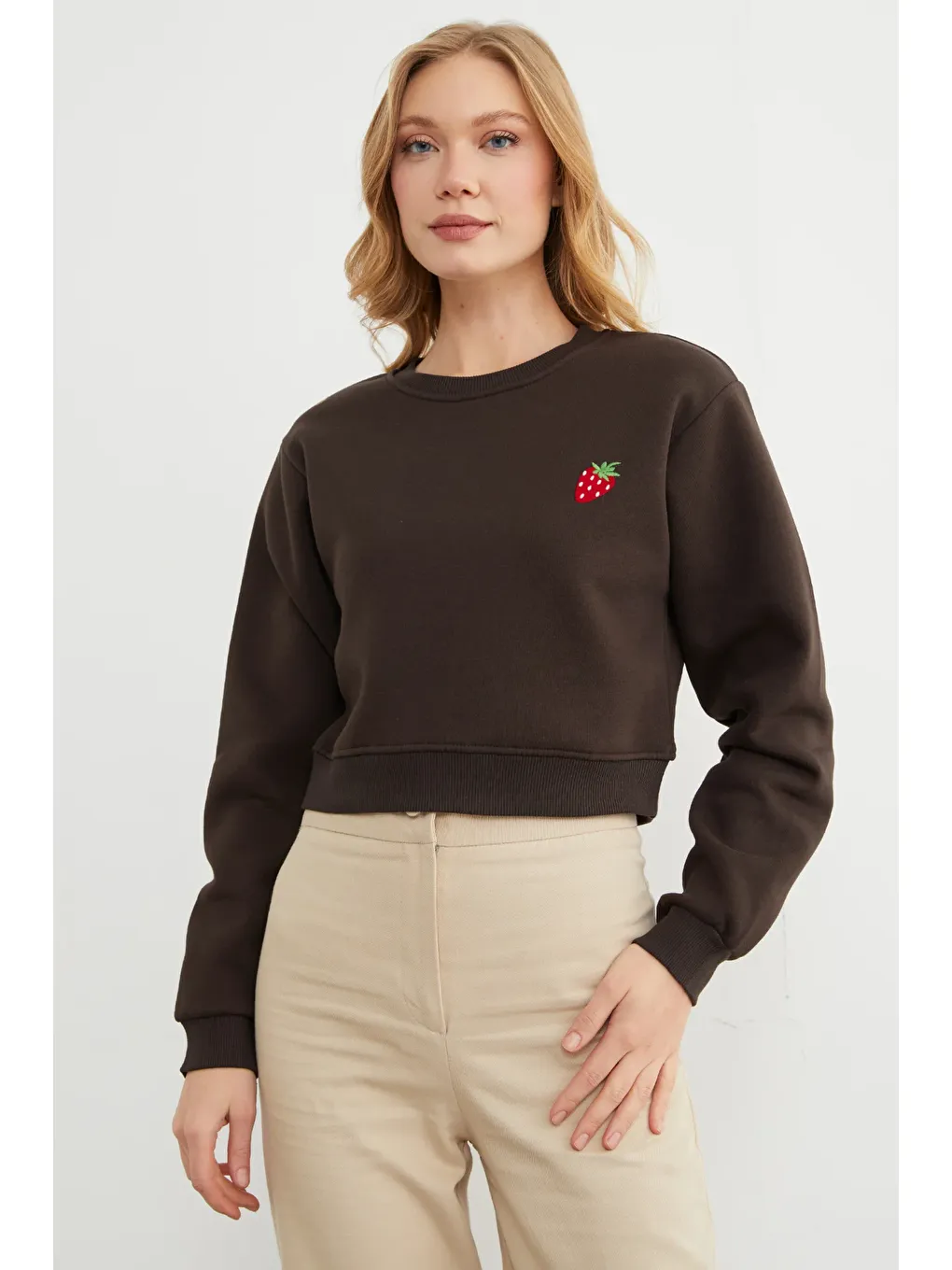 Kahverengi 3 İplik Çilek Nakışlı Crop Sweatshirt