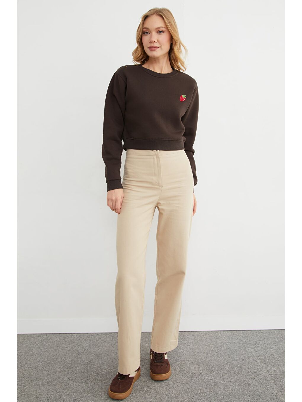 Kahverengi 3 İplik Çilek Nakışlı Crop Sweatshirt-1