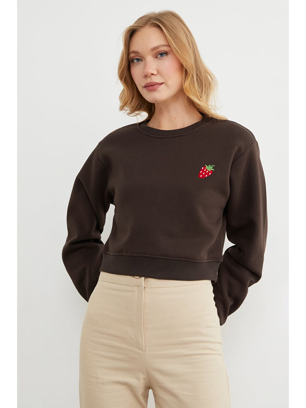 Kahverengi 3 İplik Çilek Nakışlı Crop Sweatshirt-2
