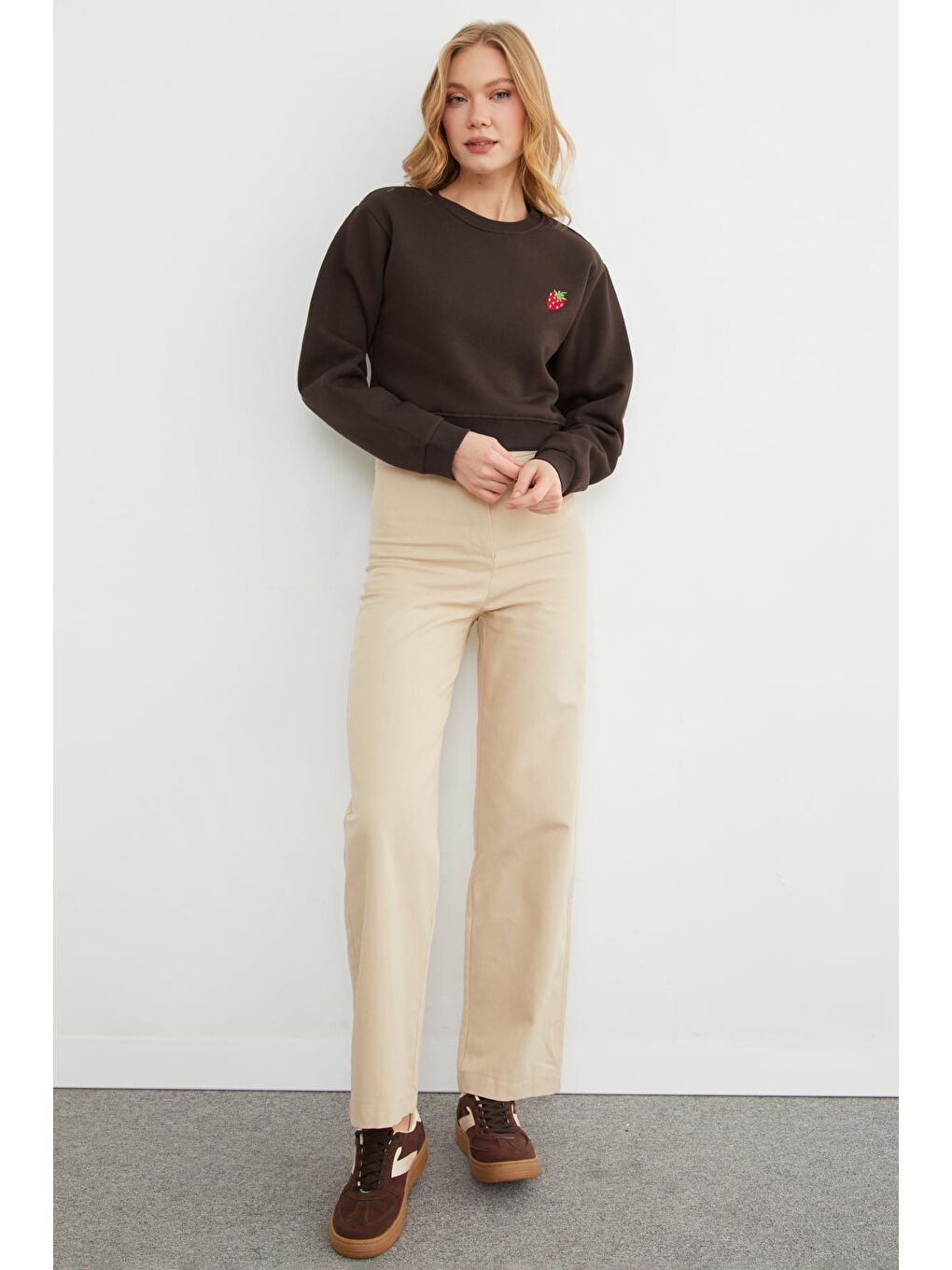 Kahverengi 3 İplik Çilek Nakışlı Crop Sweatshirt-3