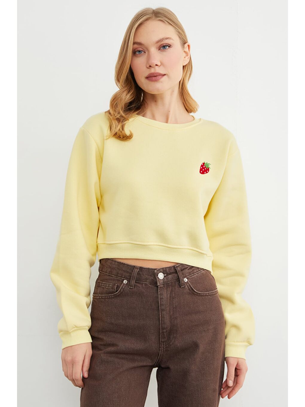 Sarı 3 İplik Çilek Nakışlı Crop Sweatshirt