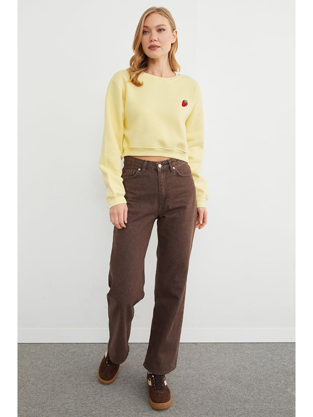 Sarı 3 İplik Çilek Nakışlı Crop Sweatshirt-1