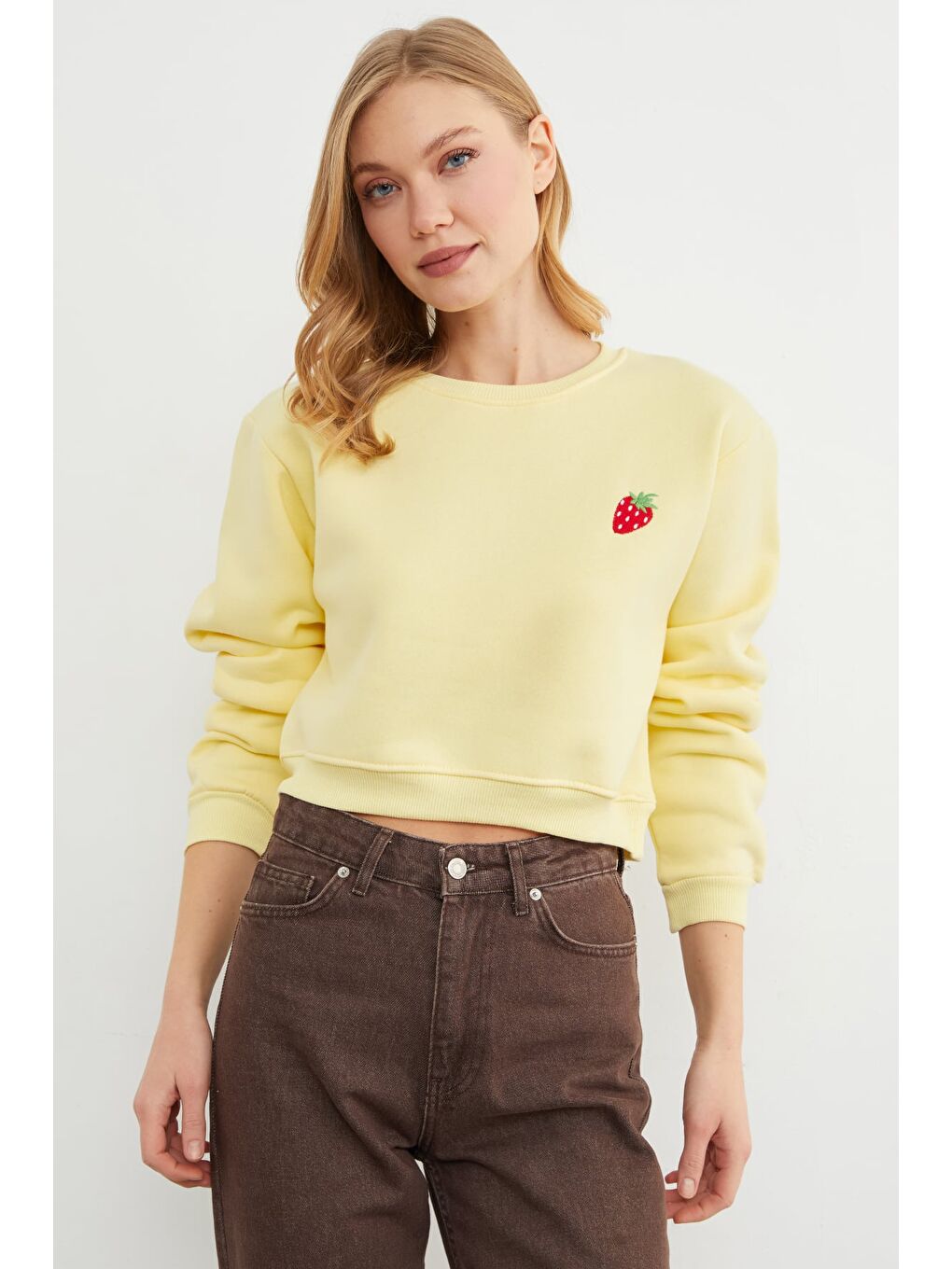 Sarı 3 İplik Çilek Nakışlı Crop Sweatshirt-2