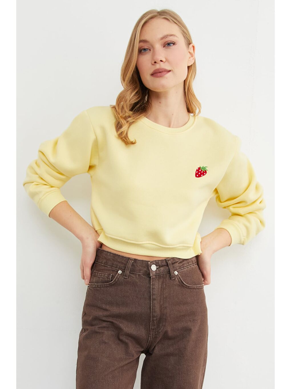 Sarı 3 İplik Çilek Nakışlı Crop Sweatshirt-3