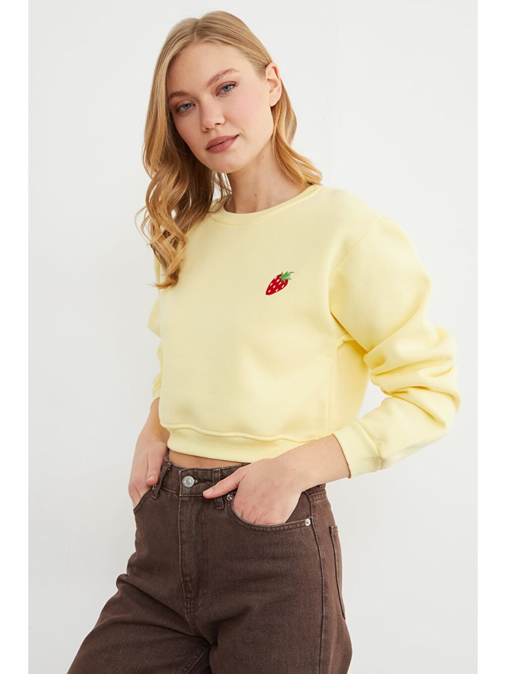 Sarı 3 İplik Çilek Nakışlı Crop Sweatshirt-4