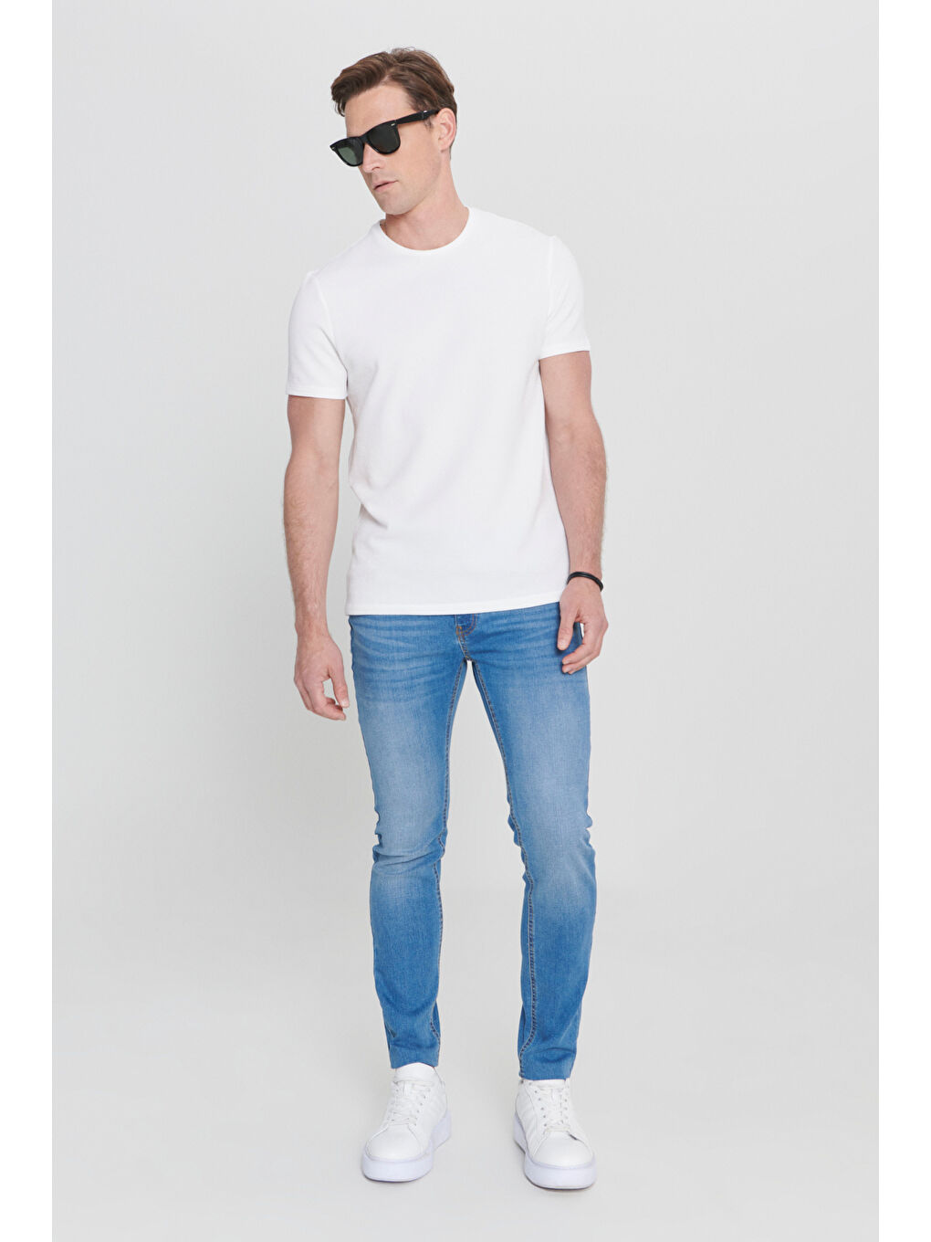 Erkek Beyaz Slim Fit Dar Kesim Bisiklet Yaka Kısa Kollu Yumuşak Tuşeli Basic Tişört-1