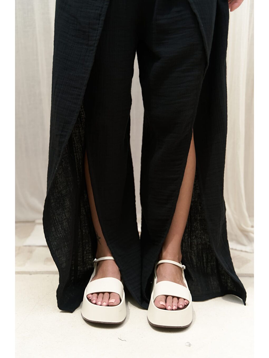 Bima Yırtmaç Detaylı Siyah Pantolon-2