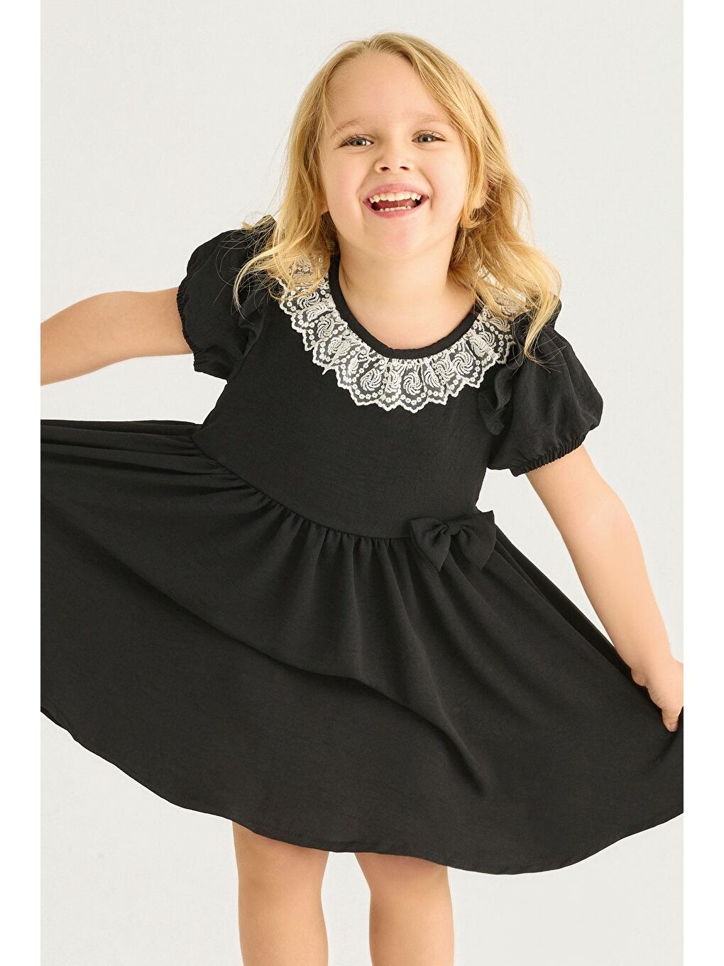 Bisiklet Yaka Dantelli Fiyonk Detaylı Siyah Renk Elbise-1